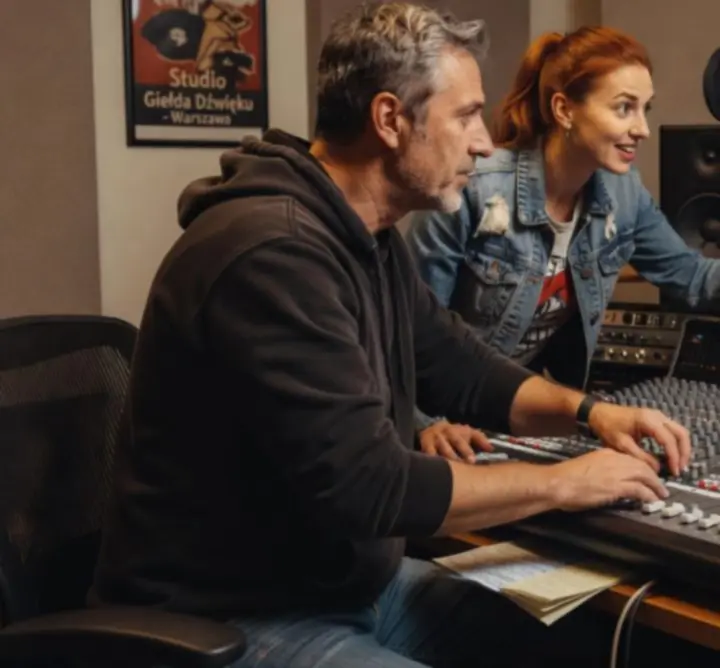 Sesja nagraniowa w studiu Faust Music Filip Pacholczyk z artystą i realizatorem przy konsolecie