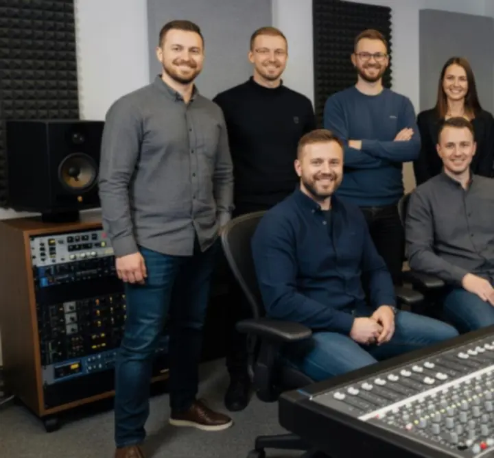 Zespół studia Faust Music Filip Pacholczyk podczas pracy nad produkcją muzyczną